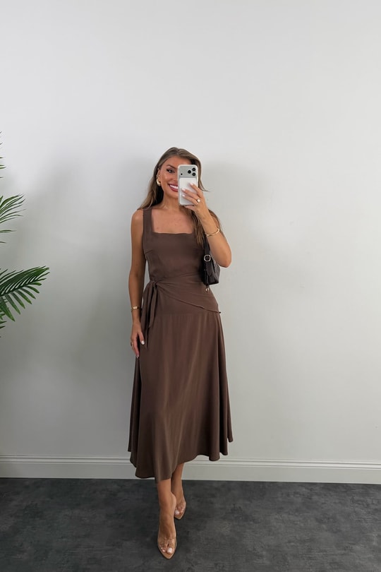 Premium Seri Kare Yaka Beli Fularlı Midi Boy Tensel Elbise Kahverengi