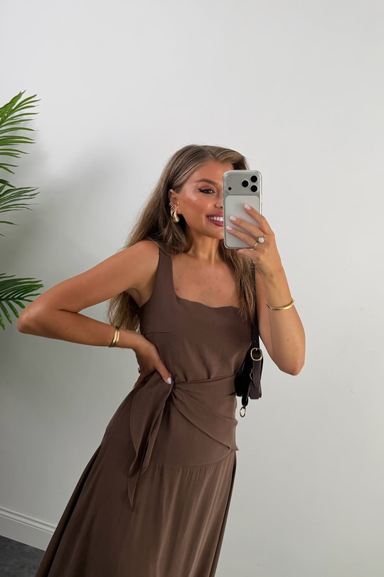 Premium Seri Kare Yaka Beli Fularlı Midi Boy Tensel Elbise Kahverengi