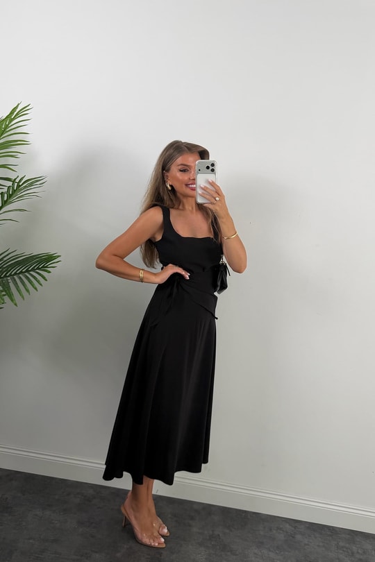 Premium Seri Kare Yaka Beli Fularlı Midi Boy Tensel Elbise Siyah
