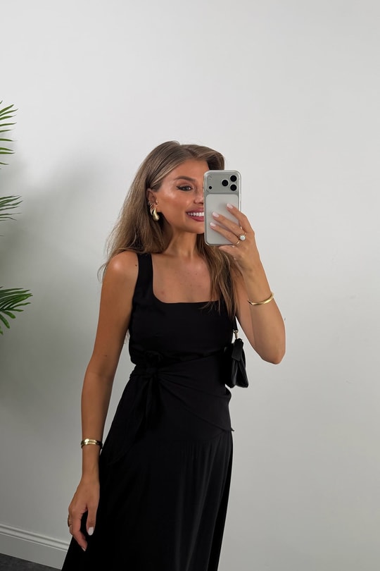 Premium Seri Kare Yaka Beli Fularlı Midi Boy Tensel Elbise Siyah