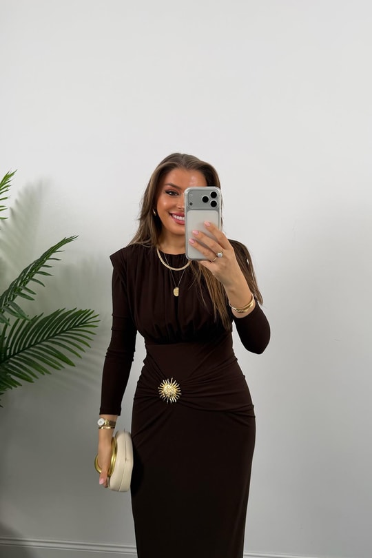 Premium Seri Likralı Drapeli Uzun Kol Gold Aksesuarlı Elbise Acı Kahve
