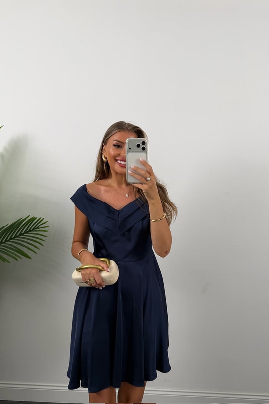 Premium Seri Madonna Yaka Kloş Dökümlü Elbise Lacivert 