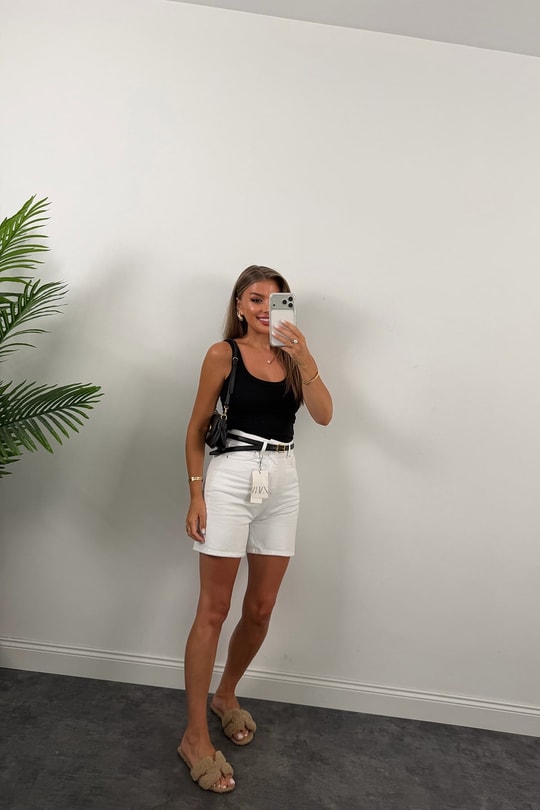 Premium Seri Şehir Boy Yüksek Bel Mom Şort Beyaz