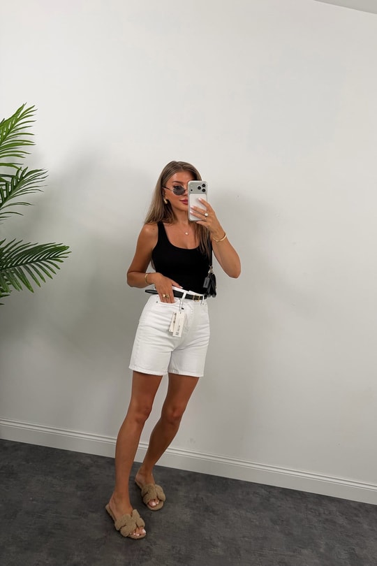 Premium Seri Şehir Boy Yüksek Bel Mom Şort Beyaz