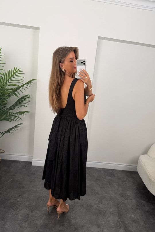Premium Seri Tam Pamuklu Nakışlı Midi Boy Kloş Elbise Siyah 