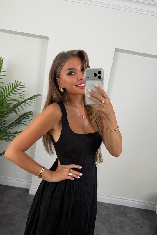 Premium Seri Tam Pamuklu Nakışlı Midi Boy Kloş Elbise Siyah 