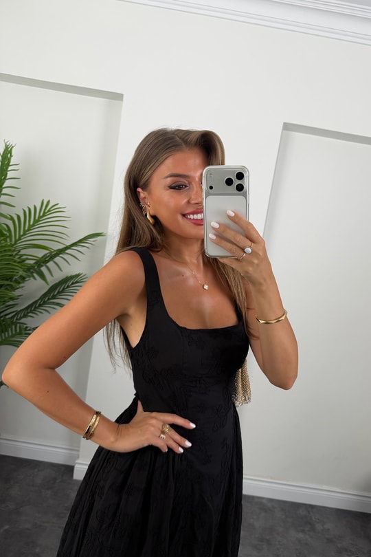 Premium Seri Tam Pamuklu Nakışlı Midi Boy Kloş Elbise Siyah 