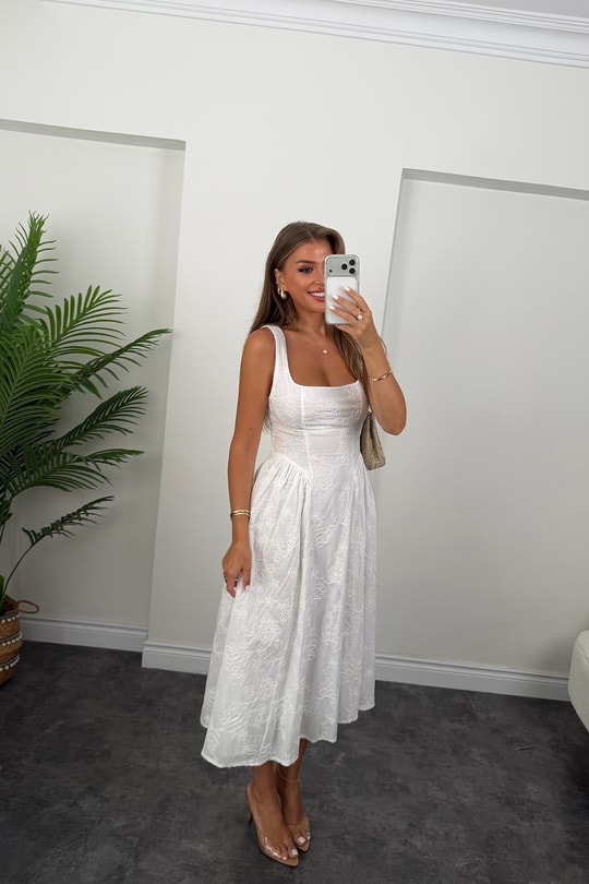 Premium Seri Tam Pamuklu Nakışlı Midi Boy Kloş Elbise Beyaz