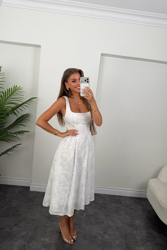 Premium Seri Tam Pamuklu Nakışlı Midi Boy Kloş Elbise Beyaz