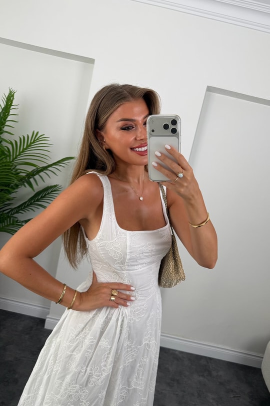 Premium Seri Tam Pamuklu Nakışlı Midi Boy Kloş Elbise Beyaz