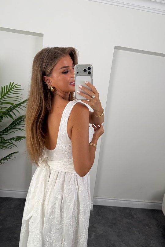 Premium Seri Tam Pamuklu Nakışlı Midi Boy Kloş Elbise Beyaz
