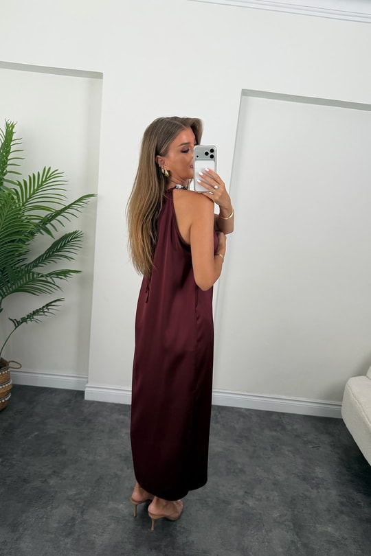 Premium Seri Yakası Boncuklu Maxi Saten Elbise Bordo 