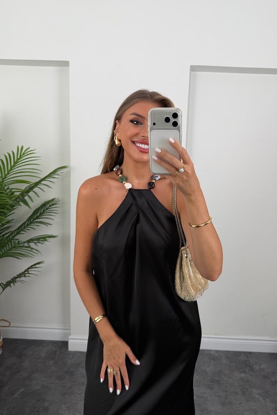 Premium Seri Yakası Boncuklu Maxi Saten Elbise Siyah 