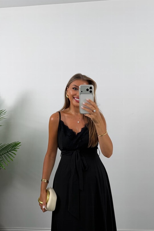 Premium Seri Yakası Dantelli Midi Boy Kloş Elbise Siyah