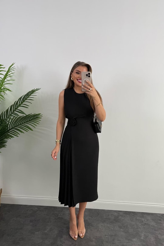 Premium Seri Yanı Pileli Gül Broşlu Midi Boy Tasarım Elbise Siyah
