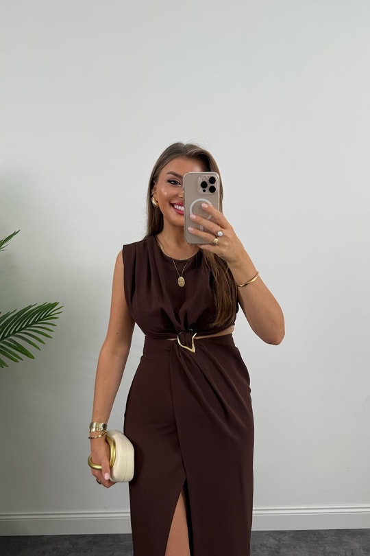 Premium Seri Yanları Dekolteli Gold Aksesuarlı Midi Elbise Kahve
