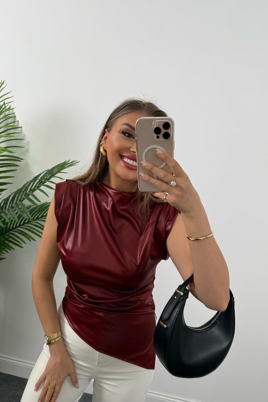 Saten Görünümlü Drapeli Asimetrik Mumlu Bluz Bordo