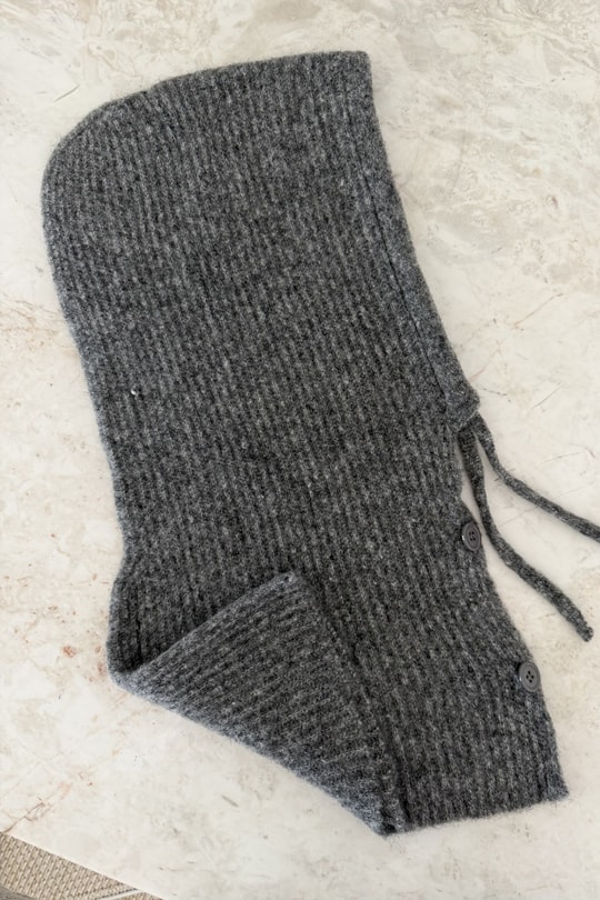 Yumuşak Dokulu Düğmeli Balaclava Gri