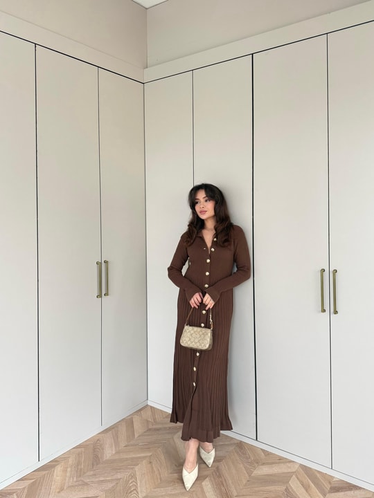 ELB-056H&R ButikTriko Piliseli Düğme Detaylı Elbise Kahve