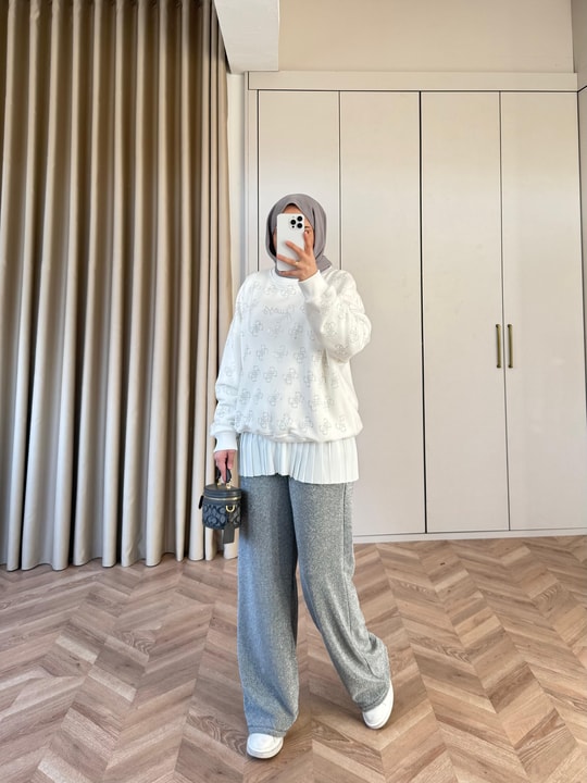 Sweat-232H&R ButikHap-G Desen Taşlı Sweat Beyaz