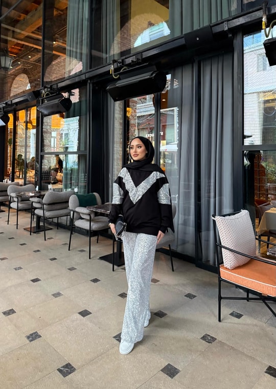 Sweat-189H&R ButikOlla Sim Detaylı Sweat Ön V Siyah