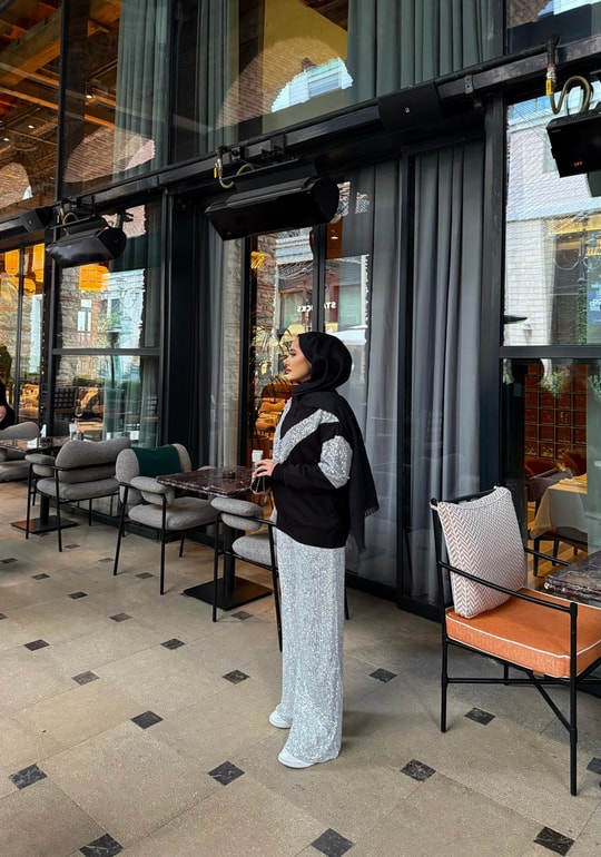 Sweat-189H&R ButikOlla Sim Detaylı Sweat Ön V Siyah