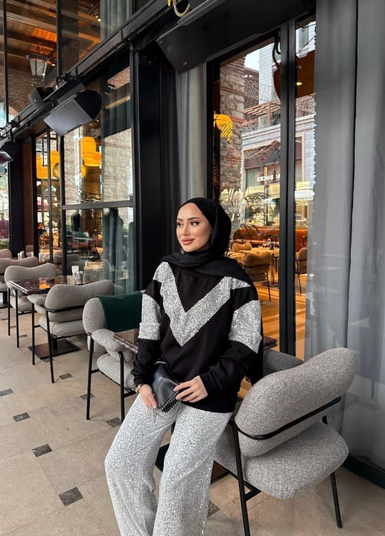 Sweat-189H&R ButikOlla Sim Detaylı Sweat Ön V Siyah