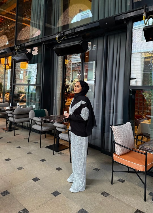 Sweat-189H&R ButikOlla Sim Detaylı Sweat Ön V Siyah