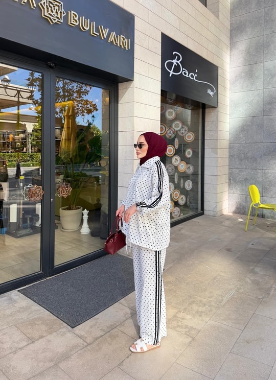 HR-1208H&R ButikBel - Ades Çizgi Detaylı Puantiyeli Takım Beyaz