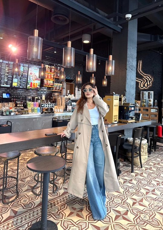 Trenc-63H&R ButikEşbah Arka Kısmı Düğmeli Trenç Bej