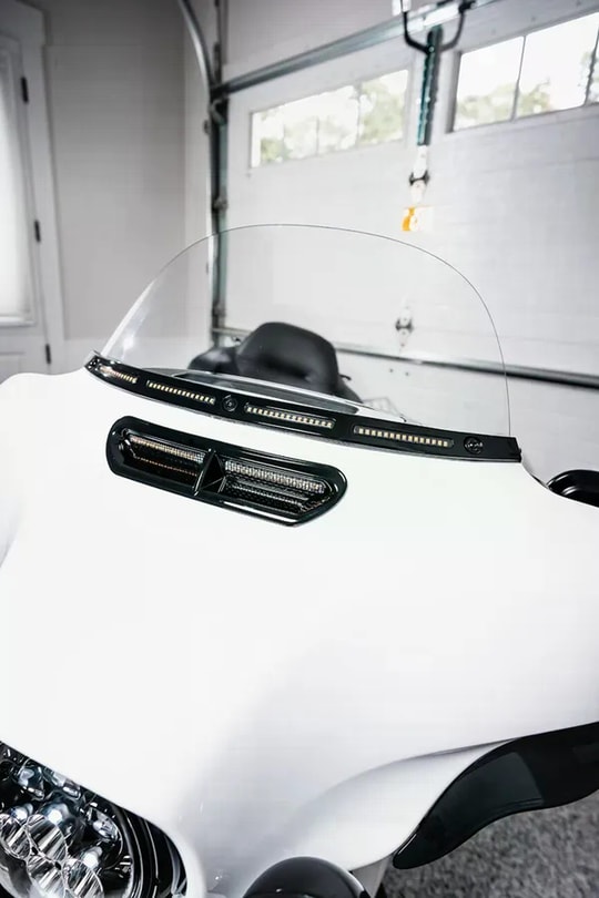 CUSTOM DYNAMICS SEQUENTIAL WINDSHIELD TRIM WIT KOD:20402822