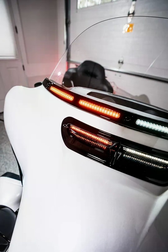 CUSTOM DYNAMICS WINDSHIELD TRIM WITH AW V2 FOR KOD:20402820