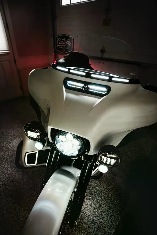 CUSTOM DYNAMICS WINDSHIELD TRIM WITH AW V2 FOR KOD:20402820