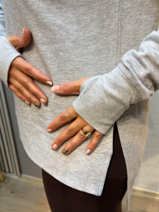 Parmak Geçirme Detaylı Yanları Yırtmaçlı Pamuk Sweatshirt Gri