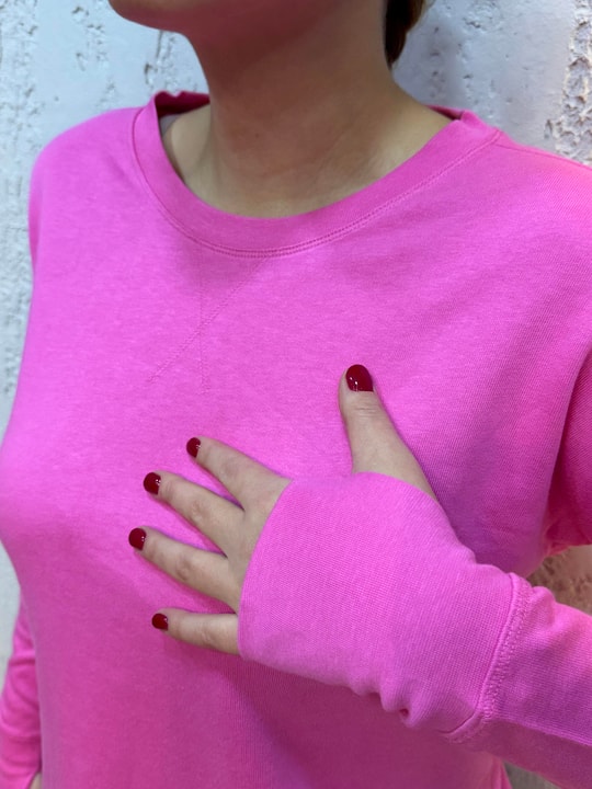 Parmak Geçirme Detaylı Yanları Yırtmaçlı Pamuk Sweatshirt Pembe