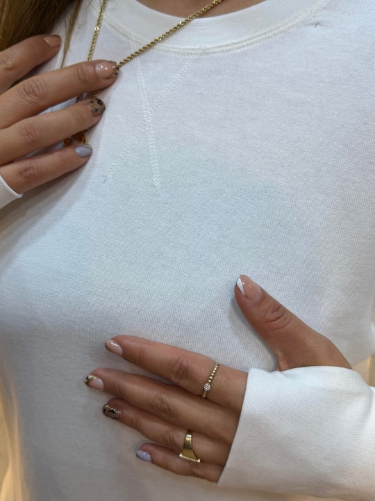 Parmak Geçirme Detaylı Yanları Yırtmaçlı Pamuk Sweatshirt Beyaz