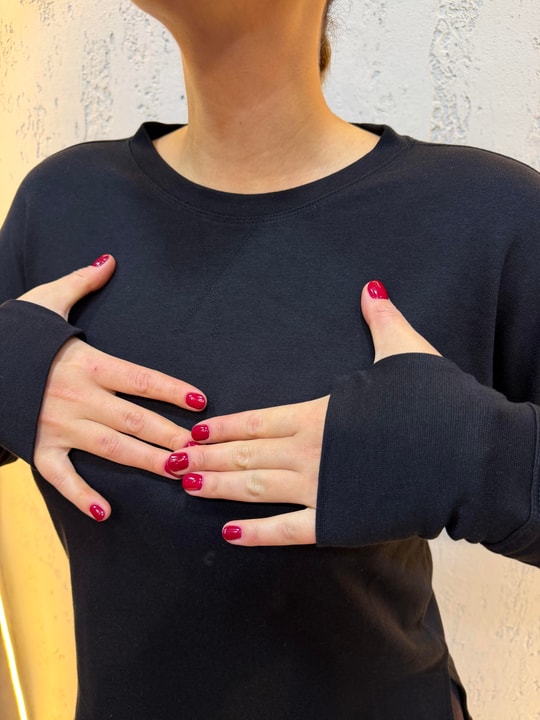 Parmak Geçirme Detaylı Yanları Yırtmaçlı Pamuk Sweatshirt Siyah