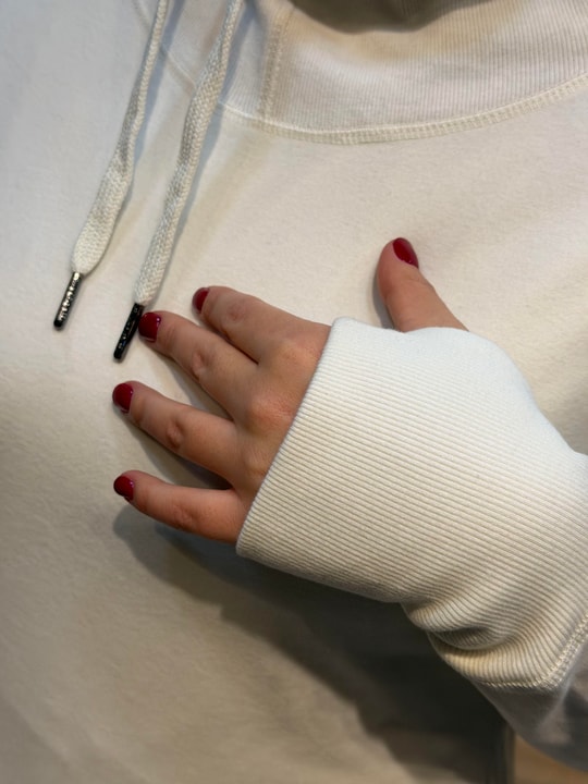 Parmak Geçirmeli Boyunluk Detaylı Kapüşonlu Hoodie Ekru