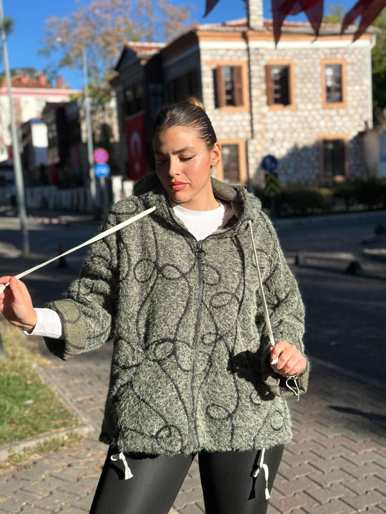 Şerit Detaylı İp Büzgülü Kapüşonlu İthal Keçe Mont Haki