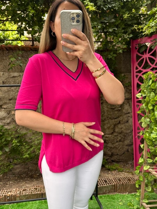 V Yaka Çizgili Yan Yırtmaçlı Merserize Bluz Fuşya