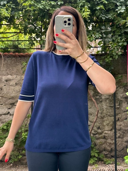 Yuvarlak Yaka Çizgi Detaylı Merserize Bluz Lacivert