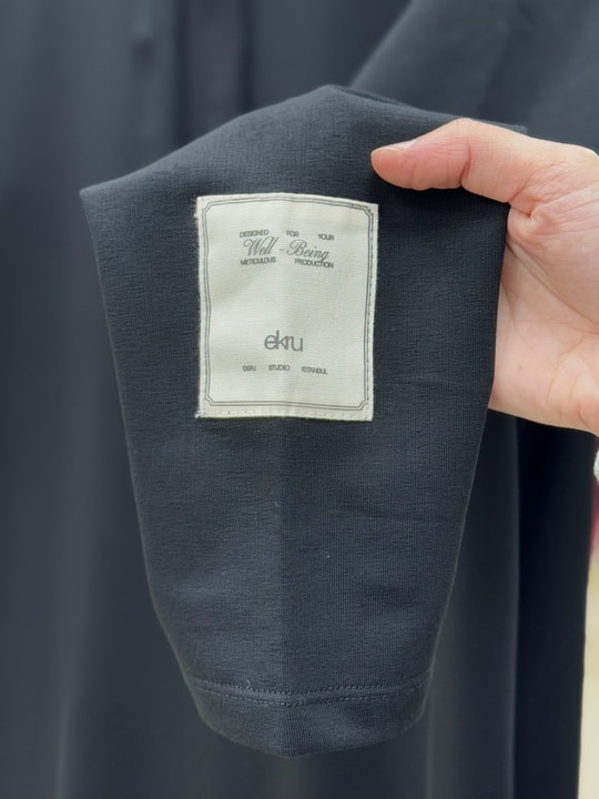 Amine Kolu Etiket Detaylı Elbise-EU2400 Siyah