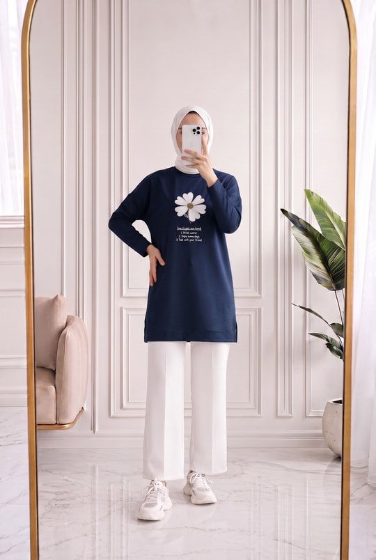 Cemşah Papatya Nakışlı Yazılı Yırtmaçlı Bluz-SS13157 Lacivert