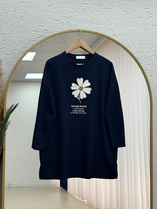 Cemşah Papatya Nakışlı Yazılı Yırtmaçlı Bluz-SS13157 Lacivert