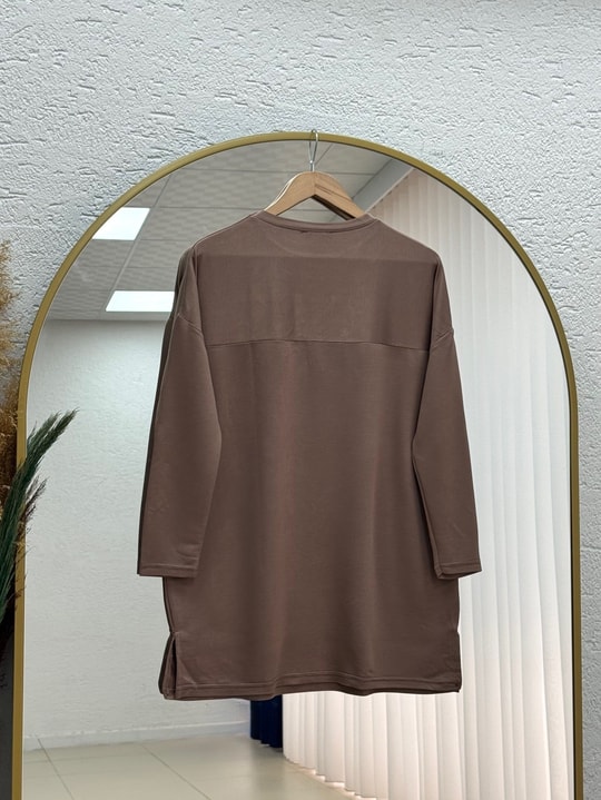 Cemşah Papatya Nakışlı Yazılı Yırtmaçlı Bluz-SS13157 Sütlü Kahve