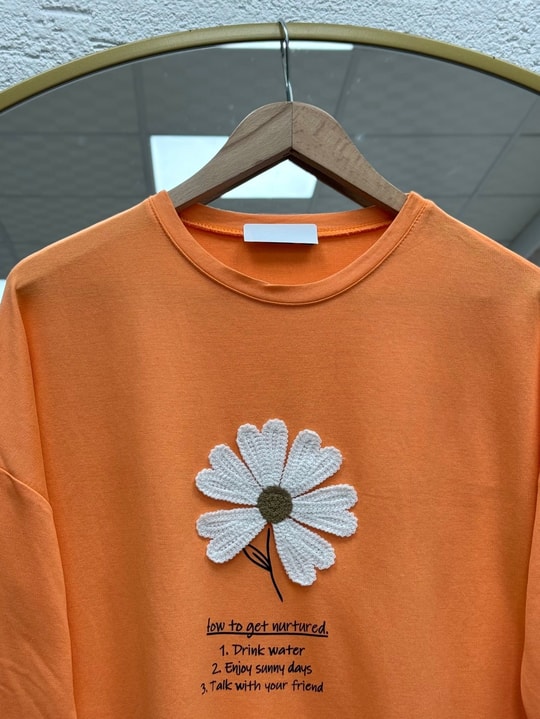 Cemşah Papatya Nakışlı Yazılı Yırtmaçlı Bluz-SS13157 Turuncu