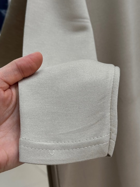 Cemşah Papatya Nakışlı Yazılı Yırtmaçlı Bluz-SS13157 Taş