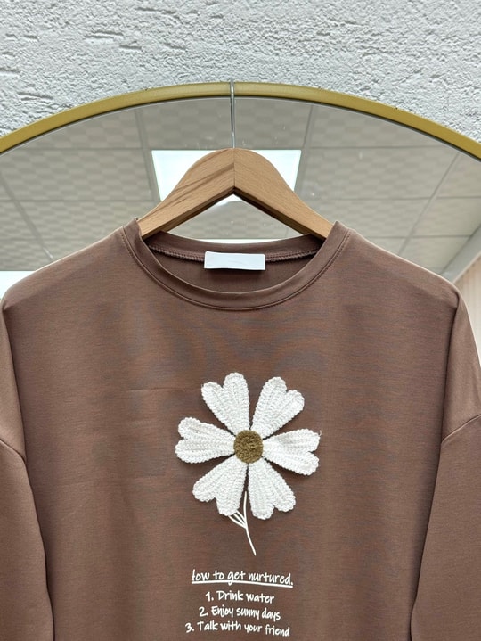 Cemşah Papatya Nakışlı Yazılı Yırtmaçlı Bluz-SS13157 Sütlü Kahve