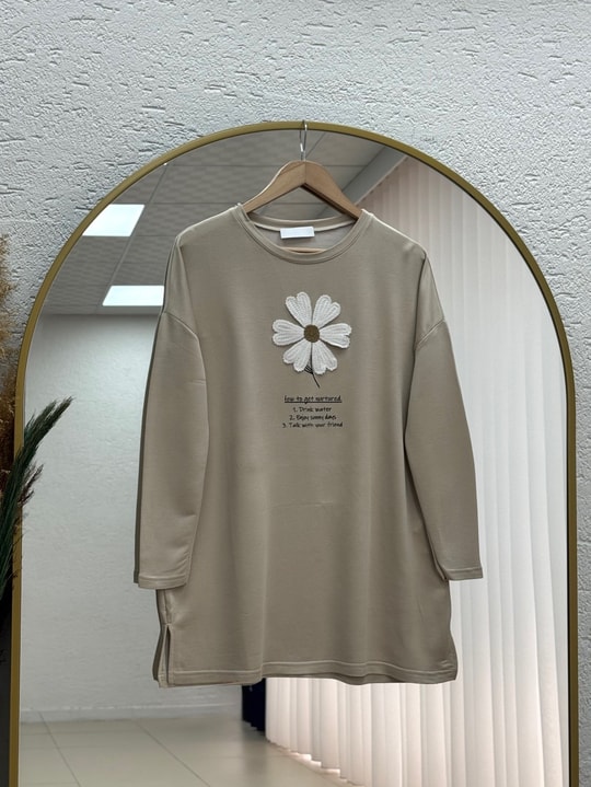 Cemşah Papatya Nakışlı Yazılı Yırtmaçlı Bluz-SS13157 Taş