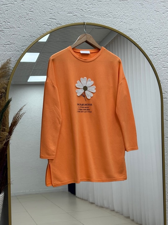 Cemşah Papatya Nakışlı Yazılı Yırtmaçlı Bluz-SS13157 Turuncu
